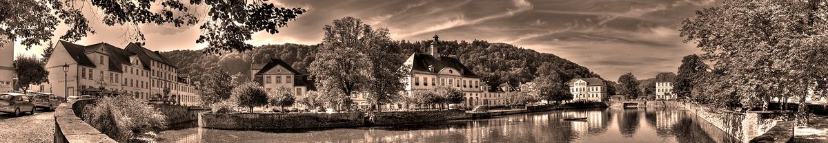 Das Panorama vom Hafenbecken von Bad Karlshafen besteht aus 10 Fotos, die ich hochkant aufgenommen habe.