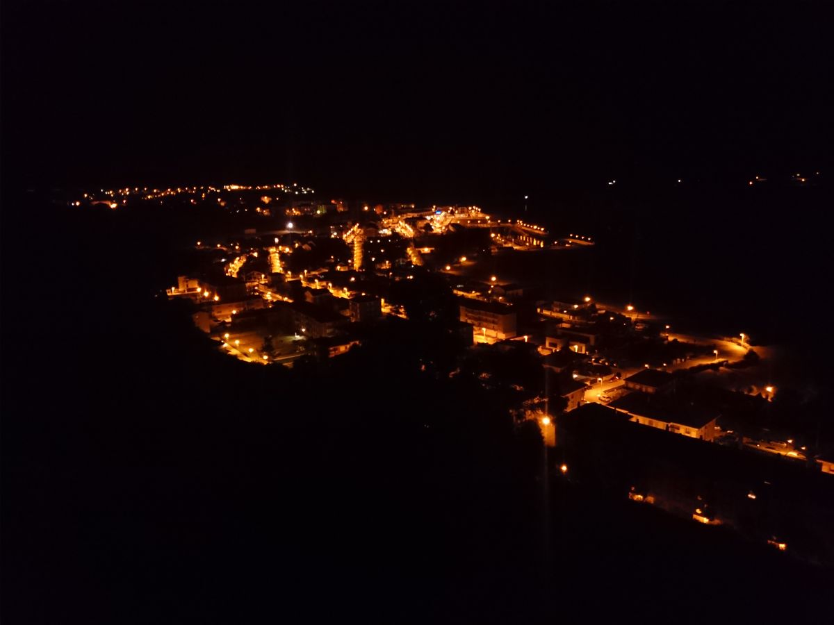 Noche a la luz del pueblo