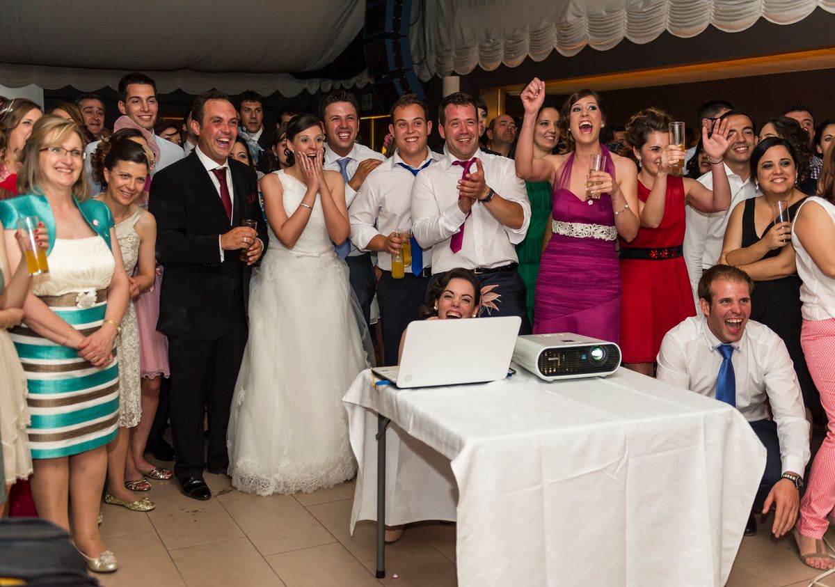 Emociones del día de la boda al ver recuerdos de su infancia y juventud reflejado en la pantalla