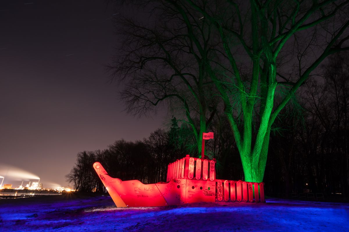 pirate ship - Piratenschiff auf Kinderspielplatz auf dem Strand an der Wismarer Bucht