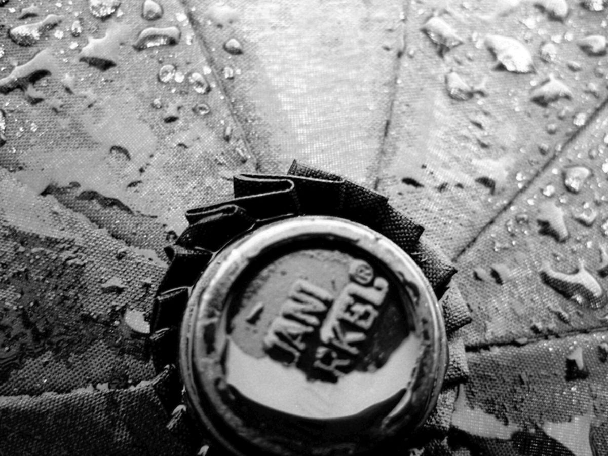 gotas de lluvia en un paraguas en negro