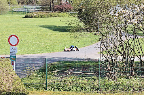 Pärchen auf der Straße.jpg