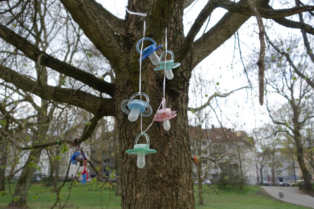 Schnullerbaum in Dortmund, damit die Kinder eine Stimme bekommen.