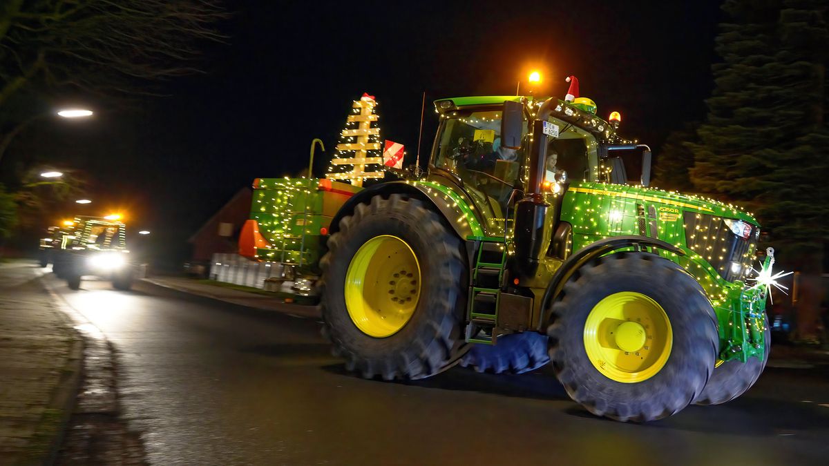 Unter dem Motto "Einen Funken Hoffnung" waren vor Weihnachten 2021 viele Landwirte mit weihnachtlich-bunt geschmückten und beleuchteten Traktor Konvois unterwegs. Es geht ihnen darum, in der Corona Krise Kinderaugen zum Leuchten zu bringen und ein Statement: "Ohne Landwirte geht es nicht" zusetzten. Keine EXIF Daten, da die Aufnahme aus eine Video Aufzeichnung extrahiert wurde. Location : Einfahrt des Traktor Konvois in Schapen