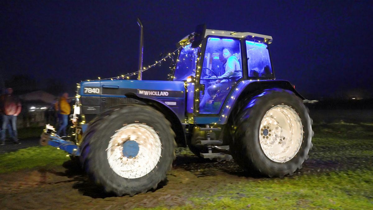 Als 157th Ackerschlepper verlässt ein New Holland den Sammelpunkt in Spelle.