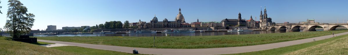 Dieses Panorama ist mal aus Langeweile entstanden. Also durch Dresden gefahren und geguckt, wo man was schönes fotografieren kann.
Ich stehe hier gegenüber der Brühlschen Terrasse. Rechts die Augustusbrücke, von der aus Otti die Tabakmanufaktur (Yenidze) fotografiert hat.
Dazwischen befindet sich die Brühlsche Terrasse. Sie beginnt etwa dort, wo der Rauch vom Schiff links aufsteigt und endet direkt an der Augustusbrücke. Wer die Treppe dort runtersteigt muss aufpassen, dass er nicht hinpurz [..]